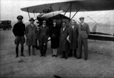 Juan Guillermo Villasana, piloto guatemalteco y otras personas junto a un avión, retrato de grupo
