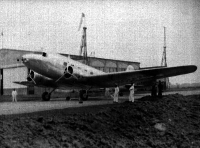 Avión de pasajeros fuera de un hangar