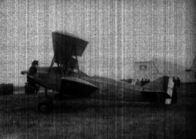 Biplano en un campo aéreo
