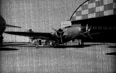 Avión C-60 de la Fuerza Aérea Mexicana un hangar