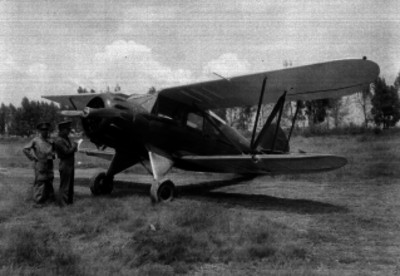 Militares revisando un avión
