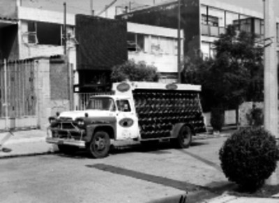 Camión que transportador de garrafones de agua
