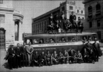 Estudiantes de la Escuela Superior de Ingeniería Mecánica y Eléctrica junto a un autobus, retrato de grupo