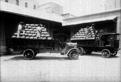 Camiones de carga transportando barriles
