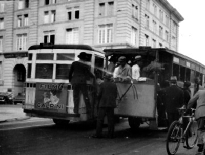 Camiones de pasajeros circulando por una calle