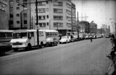 Transito urbano en una avenida de la cd. de México