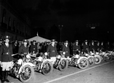 Elementos del escuadron de acrobacia de la policía, previo a una exhibición en la avenida Juarez