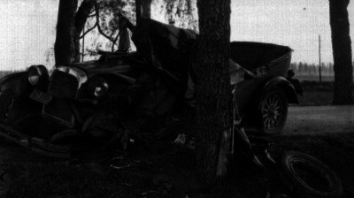 Restos de un automóvil chocado sobre un camino