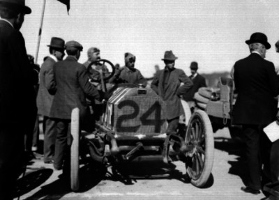 Jueces revisan el automóvil con el No. 24, participante de la carrera México-Puebla