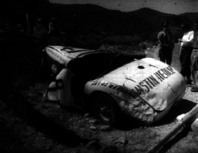 Automóvil accidentado en la V Carrera Panamericana