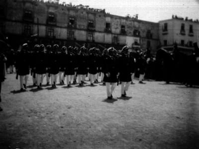 Militares marinos desfilan con motivo de las fiestas del Centenario