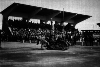 Agentes de Tránsito durante una exhibición acrobática en el Estadio Nacional