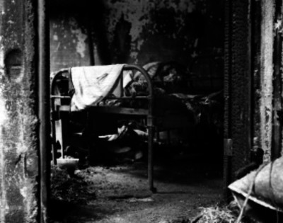 Cama en el interior de una habitación desvastada por el fuego