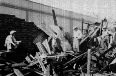 Hombres revisando escombros de viviendas desvastadas durante un incendio