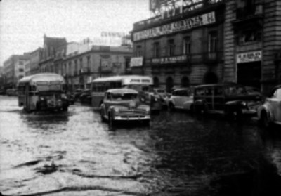 Tráfico en una calle de la ciudad de México inundada