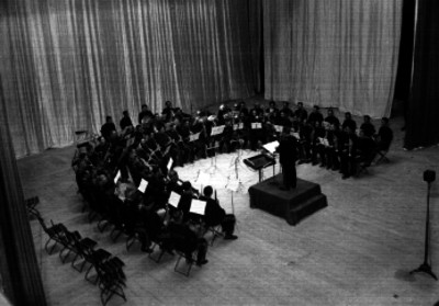 Banda militar en un escenario