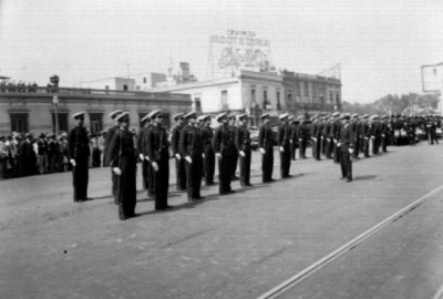 Contingente de marinos durante una ceremonia en una avenida