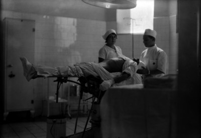 Médico y enfermera de la Cruz Roja, antes de operar a un paciente