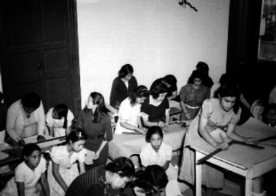 Niñas toman clases de corte y confección en una casa de asistencia social