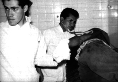 Médicos atendiendo a un enfermo