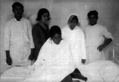 Médicos atendiendo a una mujer enferma