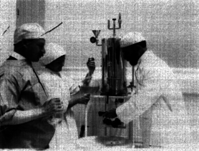 Médicos y enfermera en un laboratorio