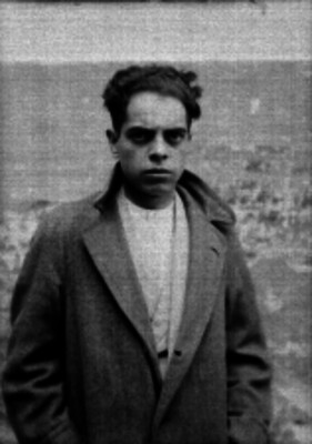 Delincuente detenido portando abrigo, retrato