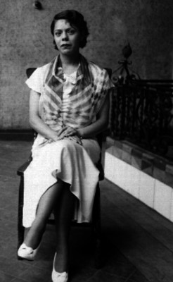 Mujer en el pasillo de un edificio, retrato