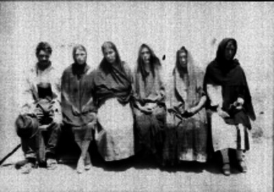 Hombre y mujeres de condición humilde detenidos, retrato de grupo