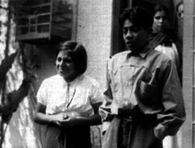 Adolescentes en patios de una vecindad