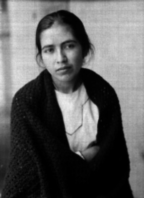 Mujer portando chal detenida, retrato
