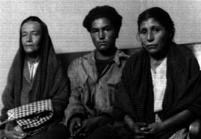 Hombre y mujeres de condición humilde detenidos en el Minsterio Público, retrato