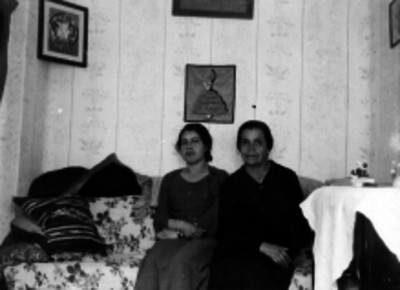 Mujeres sentadas en un sillón en el interior de una cas, retrato