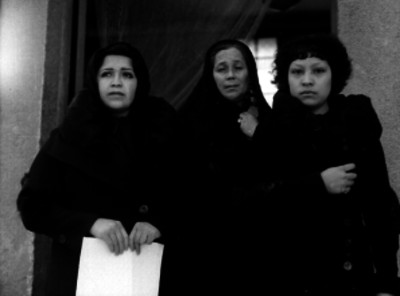 Mujeres portando abrigos, retrato