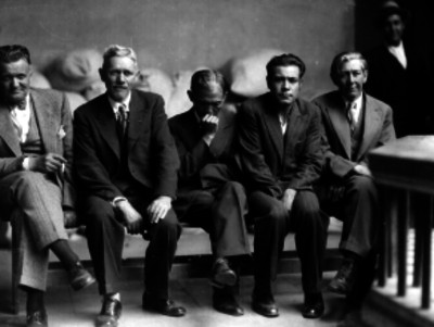 Hombres de clase media en un Juzgado