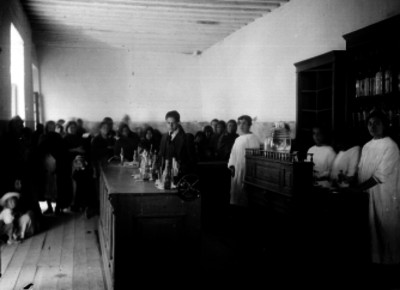 Farmacia de patente atendiendo al público