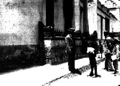 Necoechea entrevistando a personas cerca de algunas casas