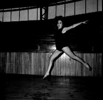 Mujer en clase de gimnasia rítmica