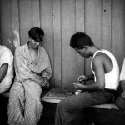 Pescadores jugando damas chinas en el puerto, retrato