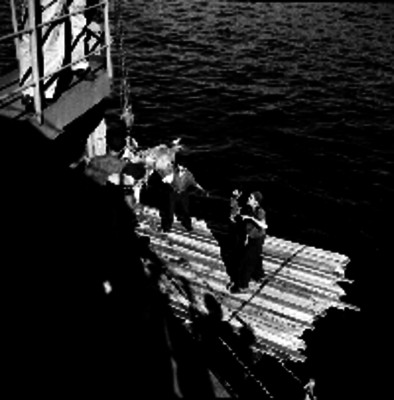 Marinos sobre una balsa desembarcando en las islas Revillagigedo