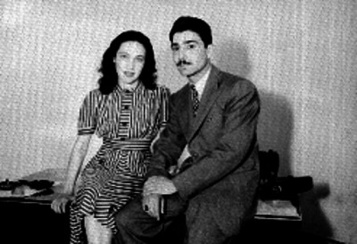 Pareja participante sentada en un escritorio