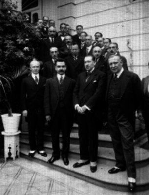 Aarón Saenz junto con los Embajadores de Argentina, Perú, Estados Unidos, Isidro Fabela, Antonio Quijano y Manuel Romero de Terreros y demás Diplomáticos en una escalera