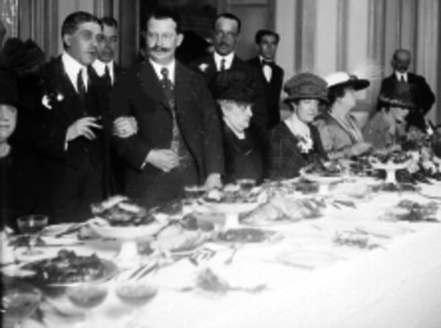 Duque de Amalfi y Manuel Aguirre Berlanga durante un banquete