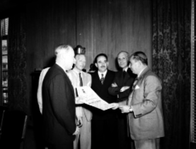 Presidente de la Young and Rubican recibiendo un reconocimiento como huésped de honor de varios empresarios y funcionarios