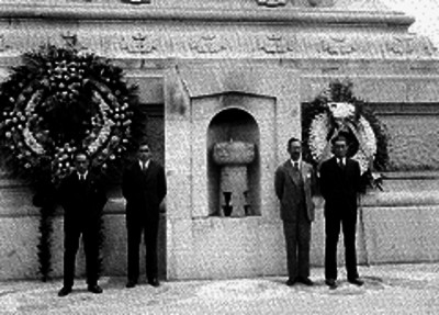 Funcionarios montando guardia en la columna a la Independencia