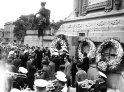 Ceremonia en el monumento a la Independencia