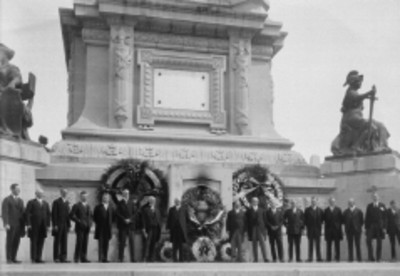 Funcionarios montando guardia en la columna de Independencia