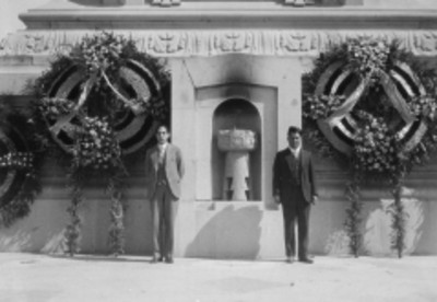 Integrantes de la Sociedad Promovimiento de la Revolución rindiendo honores cívicos