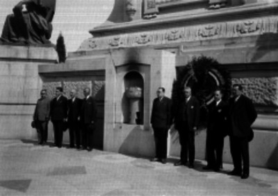 Miembros del grupo Arcel durante un homenaje al pie de la columna de la Independencia