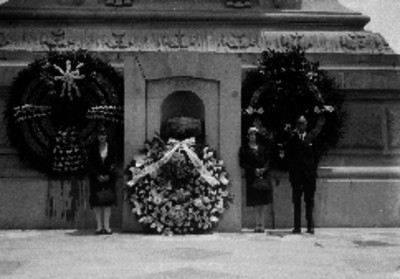 Miembros de la juguetería El Cómico durante una celebración al pie de la columna de la Independencia, retrato